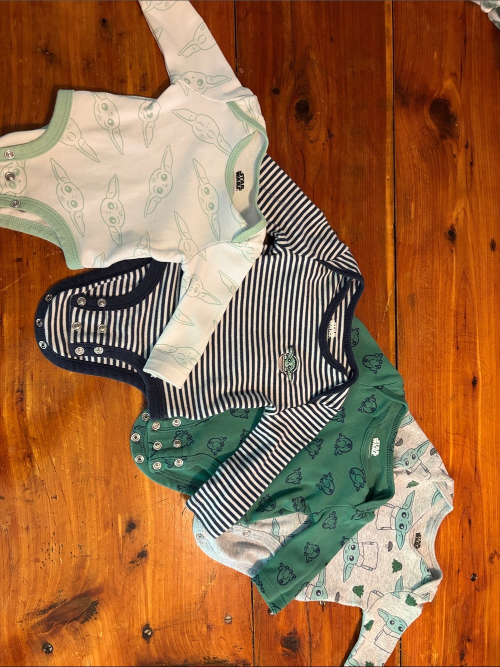 Amazon Essentials Baby Bodysuit Set in White, Navy, Green, Gray